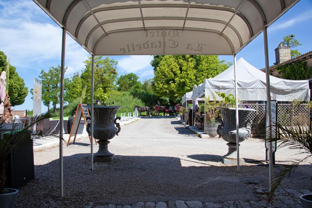 Logis Hotel Restaurant La Citadelle Бле Екстериор снимка